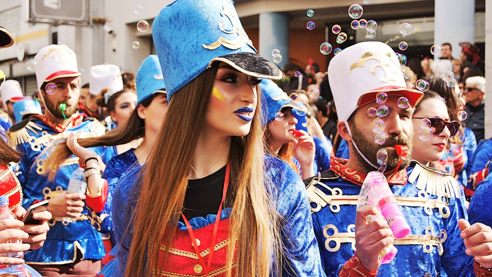 atrakcyjna kobieta przebrana w niebieski mundurek jako mażoretka podczas parady karnawałowej | kiedy najlepiej jechać do Grecji